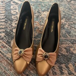 Sweetbriar 1991 Gold heel with bow embellishments size 6 1/2 M